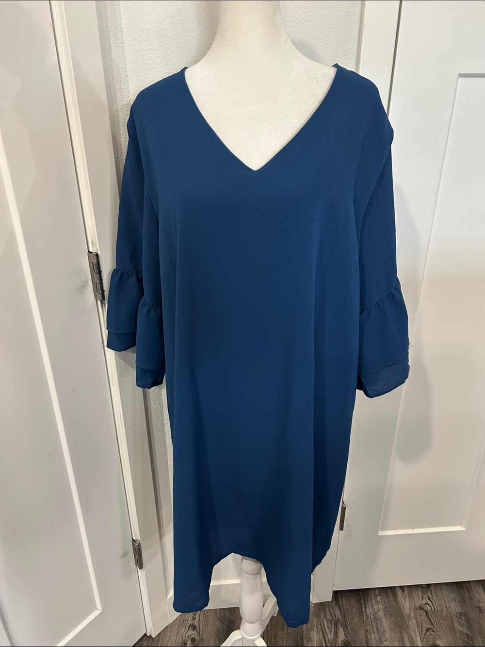 Belongsci women’s V-Neck medium Blue Shift Dress with Ruffle Sleeves